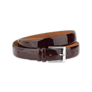 Op de afbeelding: Een glanzende, donker bordeauxrode riem met een zilverkleurige vierkante gesp. De riem is opgerold en toont zijn gepolijste afwerking en het contrasterende lichtbruine interieur. Een klassiek accessoire.