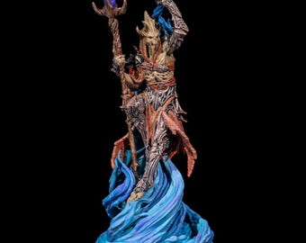 以下が含まれることがあります： 渦巻く青いベースの上に立っている、ファンタジーキャラクターの詳細なフィギュア。フィギュアは鎧で飾られ、紫色のクリスタルが付いた杖を持っています。キャラクターは、腕から発する青い炎を持つ、骸骨のような外観をしています。