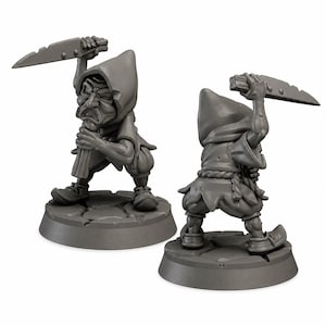 Peut inclure: Deux figurines miniatures grises non peintes représentant un personnage à capuche dans une pose dynamique. Le personnage porte une tunique, une ceinture en corde et des chaussures pointues, tenant une grande lame au-dessus de la tête.