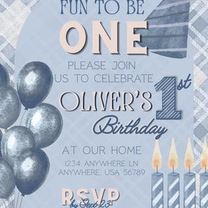 Könnte beinhalten: Eine blau-weiße Geburtstagseinladung mit dem Text "It's So Fun To Be One" und "Oliver's Birthday". Die Einladung enthält Ballons, Kerzen und eine Partyhütchen. Das RSVP-Datum ist der 23. September.