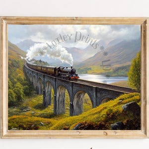 Peut inclure: Une impression encadrée d'un train à vapeur traversant un pont en pierre au-dessus d'une rivière. Le train est noir et tire une longue série de wagons. Le paysage comprend des montagnes, des collines vertes et un ciel nuageux. L'impression est étiquetée "Loxley Prints".