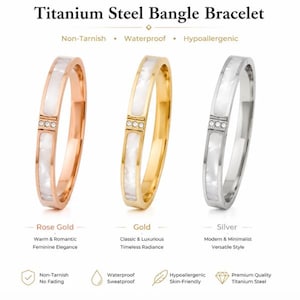 Op de afbeelding: Drie titanium stalen armbanden in roségoud, goud en zilver. Elke armband heeft een centrale witte inleg en drie kleine ingebedde kristallen. De tekst bevat Titanium Steel Bangle Bracelet, Non-Tarnish, Waterproof en Hypoallergenic.