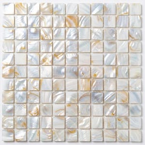 Könnte beinhalten: Ein quadratisches Mosaikfliesenblatt, das aus kleinen, einzelnen quadratischen Stücken aus irisierendem Perlmutt besteht. Jede Fliese weist eine natürliche, schimmernde Oberfläche mit verschiedenen Weiß-, Creme- und Goldtönen auf.