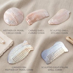 Könnte beinhalten: Fünf dekorative Haarkämme aus schillerndem Muschelmaterial. Die Kollektion umfasst einen runden Perlmuttkamm, einen geschwungenen geschnitzten Muschelkamm, einen vogelförmigen Kamm, einen fischförmigen Kamm und einen achtförmigen Muschelkamm.