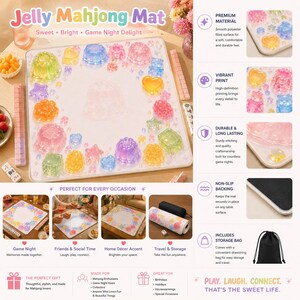 Puede incluir: Una alfombrilla cuadrada Jelly Mahjong Mat con superficie blanca decorada con iconos transl&uacute;cidos en forma de gelatina, incluyendo corazones, estrellas y c&uacute;pulas. Incluye una base negra antideslizante y una bolsa de almacenamiento negra.