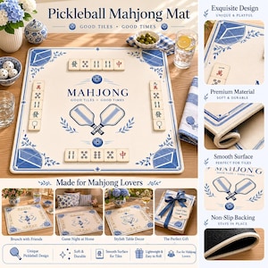Puede incluir: Una alfombrilla de mahjong rectangular de color crema con gr&aacute;ficos de palas de pickleball azules y el texto "MAHJONG GOOD TILES GOOD TIMES". La alfombrilla incluye dise&ntilde;os en las esquinas azules, fichas de mahjong y base antideslizante.