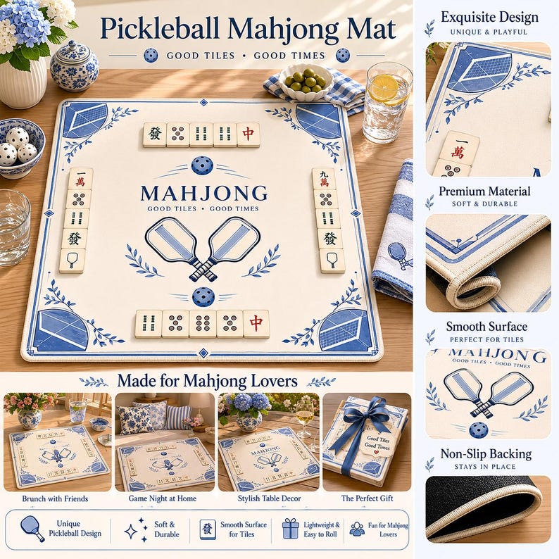 Puede incluir: Una alfombrilla de mahjong rectangular de color crema con gr&aacute;ficos de palas de pickleball azules y el texto "MAHJONG GOOD TILES GOOD TIMES". La alfombrilla incluye dise&ntilde;os en las esquinas azules, fichas de mahjong y base antideslizante.