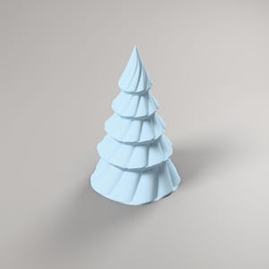 Weihnachtsdeko Tanne eisblau gedreht – moderne Tannenbaum Figur, Skandi Winterdeko, 3D-Druck – angle-2