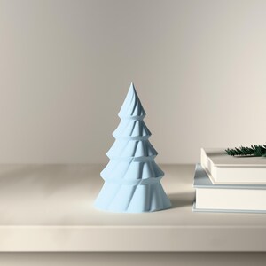 Weihnachtsdeko Tanne eisblau gedreht – moderne Tannenbaum Figur, Skandi Winterdeko, 3D-Druck – lifestyle