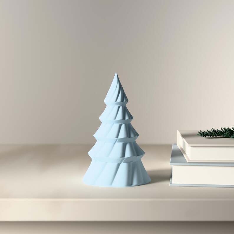 Weihnachtsdeko Tanne eisblau gedreht – moderne Tannenbaum Figur, Skandi Winterdeko, 3D-Druck – lifestyle