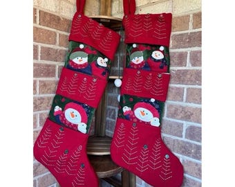 Calcetines navideños tejidos a mano de 84 cm (33 pulgadas) de altura con bolsillos para decorar la chimenea en estas fiestas.