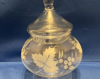 Dulcera con tapa, grabada con diseño vintage de hojas y uvas, 19 cm (7,5 pulgadas)