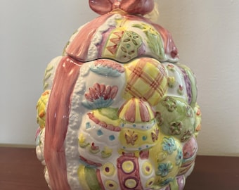 Precioso tarro de cerámica pintado a mano con forma de huevo de Pascua y tapa (PBC International)