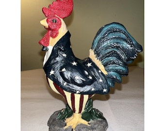 Gallo patriótico del Tío Sam vestido con estrellas y rayas, decoración para el 4 de julio, 6x4.5"