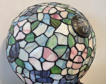 Paralume rotondo vintage in vetro colorato con motivo floreale a petali e foglie, 12x6 pollici.