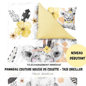 Peut inclure: Une parure de lit bébé blanche avec un motif de lionceau, des fleurs jaunes et des plumes. L'ensemble comprend une housse de couette et une taie d'oreiller. Le texte "TÉLÉCHARGEMENT IMMÉDIAT" et "NIVEAU DÉBUTANT" sont également visibles. La taille est de 60x120 cm.