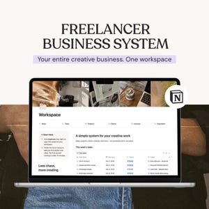 Op de afbeelding: Een laptop met een Notion-sjabloon voor creatievelingen. Het scherm toont een takenlijst en de woorden "FREELANCER BUSINESS SYSTEM". De tekst "Your entire creative business. One workspace" is ook zichtbaar.