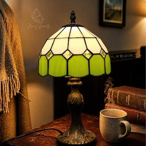 Lámpara de mesa nórdica de vidrieras, lámpara de noche estilo Tiffany, lámpara de escritorio vintage de mosaico, lámpara amarilla, naranja y verde, luz nocturna decorativa para el dormitorio.