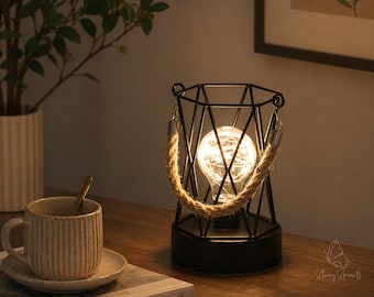 Lámpara de mesa rústica tipo farol, luz nocturna LED, funciona con pilas, luz cálida, lámpara de jaula de hierro, decoración bohemia para dormitorio, lámpara de escritorio vintage, iluminación acogedora para el hogar.