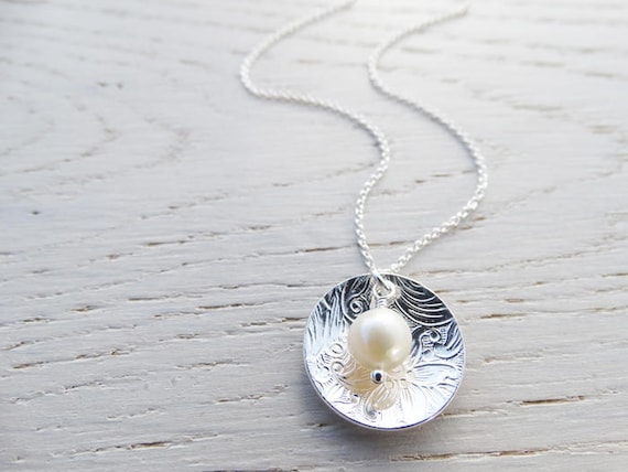 Like new silver bling circle necklace pearl ball *** alloy