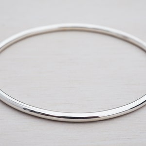 5.7mm Width Solid Round Bangle In Sterling Silver - Foto 3
