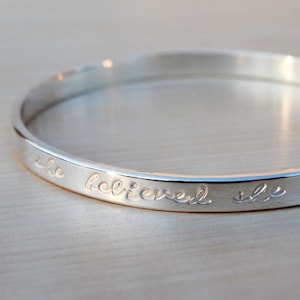 Peut inclure: Bracelet en argent avec l'inscription "elle croyait qu'elle pouvait, alors elle l'a fait".