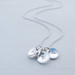 Collar de disco inicial de plata de ley / Personalizado