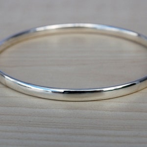 Peut inclure: Un bracelet jonc en argent avec une finition lisse et polie.