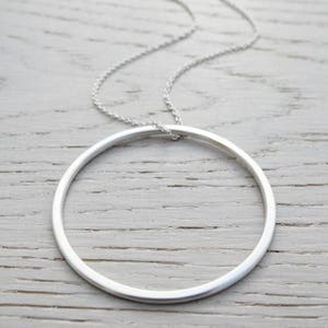 Grote zilveren cirkelhanger - lange ketting - sterlingzilver