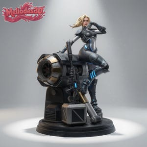 Peut inclure: Une figurine de collection représentant un personnage blond en combinaison tactique noire et bleue, appuyé contre une grande turbine mécanique. Le personnage tient un fusil futuriste, avec une caisse métallique, sur un socle noir avec le texte Meliodas3D.