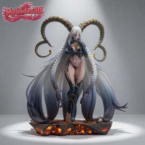 Può includere: Una dettagliata statuetta in stile anime raffigurante un personaggio con lunghi capelli bianchi, grandi corna ricurve e abbigliamento blu scuro. La figura poggia su una base che ricorda lava incandescente. Il testo Meliodas3D è visibile.