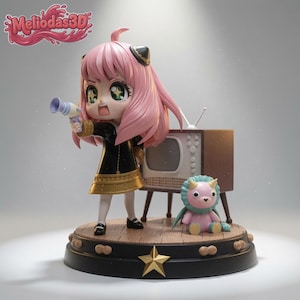 Peut inclure: Une figurine de personnage aux cheveux roses portant une robe noire et dorée, tenant un petit pistolet jouet sur un socle circulaire avec une étoile dorée. À côté se trouvent une télévision de style vintage et une petite créature rose à cornes.