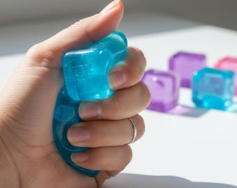 Cubo antistress di tendenza / Cubo antistress morbido da scrivania / Giocattolo sensoriale morbido da spremere