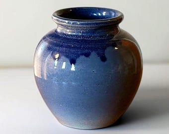Jarrón de cerámica danesa vintage hecho a mano con esmalte azul cobalto.