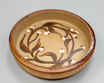 Plato de gres de Søholm / Soholm con corona de hojas y bayas pintadas
