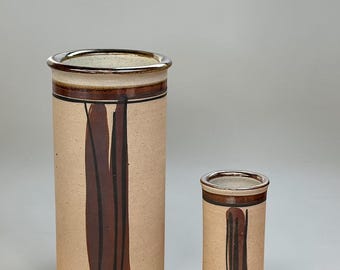 Juego de jarrones de gres danés de Hanne Stentøj, jarrones cilíndricos con decoración de pinceladas marrones.