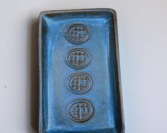 Søholm (Soholm) Dinamarca Bandeja de relieve ovalada azul de gres o placa de pared de Svend Aage Jensen