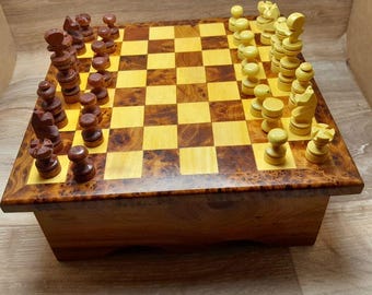 Scacchiera in legno realizzata a mano in radica di tuia marocchina, con pezzi intagliati a mano, regalo per la festa del papà.