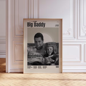Pode incluir: Um cartaz de filme emoldurado de Big Daddy com uma fotografia a preto e branco de duas pessoas, uma vestindo uma t-shirt Syracuse e a outra um capacete de proteção, com o título, realizador, elenco e o ano 1999 impressos.