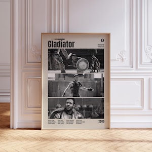 Könnte beinhalten: Ein vertikales Filmplakat für Gladiator mit drei schwarz-weißen Filmszenen. Oben ist ein Gladiator mit Schild zu sehen, in der Mitte ein Krieger mit ausgebreiteten Armen und unten eine Nahaufnahme eines Mannes. Der Text umfasst Gladiator, Directed by Ridley Scott und 2000.