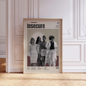 以下が含まれることがあります： 上部に太い黒文字で「Insecure」というタイトルが記された額入りポスター。その下には、4人が並んで立っているモノクロ写真が配置されている。ポスターには制作者やキャストのクレジットが記載され、下部には2016年という年号が記されている。