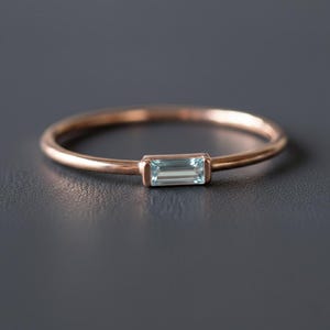 Baguetteslipad akvamarinring, stapelring i 14 karat guld, läcker ring med blå ädelsten, enkel vardagsring, ring med födelsesten i mars, presenter till henne