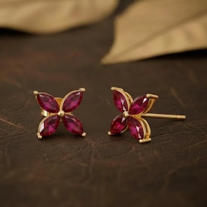 Pendientes de botón con forma de flor de rubí, pendientes florales de oro de 14 quilates, delicados pendientes de boda, joyería sencilla para el día a día, pendientes de estilo vintage, regalo para ella.