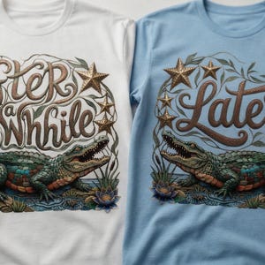 Può includere: Due magliette, una bianca e una azzurra, ciascuna con un'illustrazione dettagliata. Il design include un alligatore, testo e accenti di stelle. La maglietta bianca dice "After a While", e quella blu dice "Later".