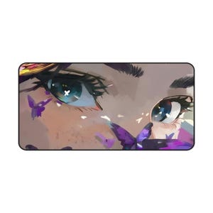 Puede incluir: Alfombrilla de ratón rectangular con un primer plano de dos ojos con largas pestañas e iris azules. Mariposas moradas están dispersas alrededor de los ojos. La obra de arte tiene un estilo pintado con colores suaves y reflejos.