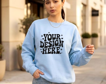 Gildan 18000 lichtblauw sweatshirtmodel, oversized mockup met ronde hals, vrouwelijke lifestyle POD-model, digitale download