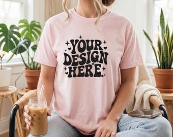 Mockup lichtroze shirt Gildan 5000, foto blushroze T-shirt, home Lifestyle-model, zachte stijl T-shirt, vooraanzicht