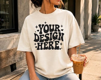 Comfortkleuren 1717 Ivoor T-shirt Mockup, Oversized T-shirt Mockup, Vrouwelijk Lifestyle Shirt Mockup, Coffeeshop POD Mockup JPG Download