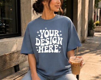Comfortkleuren 1717 Blue Jean T-shirtmodel, oversized T-shirtmodel, vrouwelijke lifestyle POD-model, streetwear-shirt JPG
