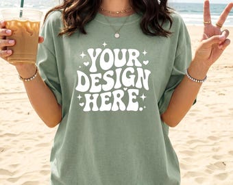 Comfortkleuren 1717 saliegroen T-shirtmodel, CC1717 salie T-shirt foto, strand lifestyle model, kledingstuk geverfd vooraanzicht
